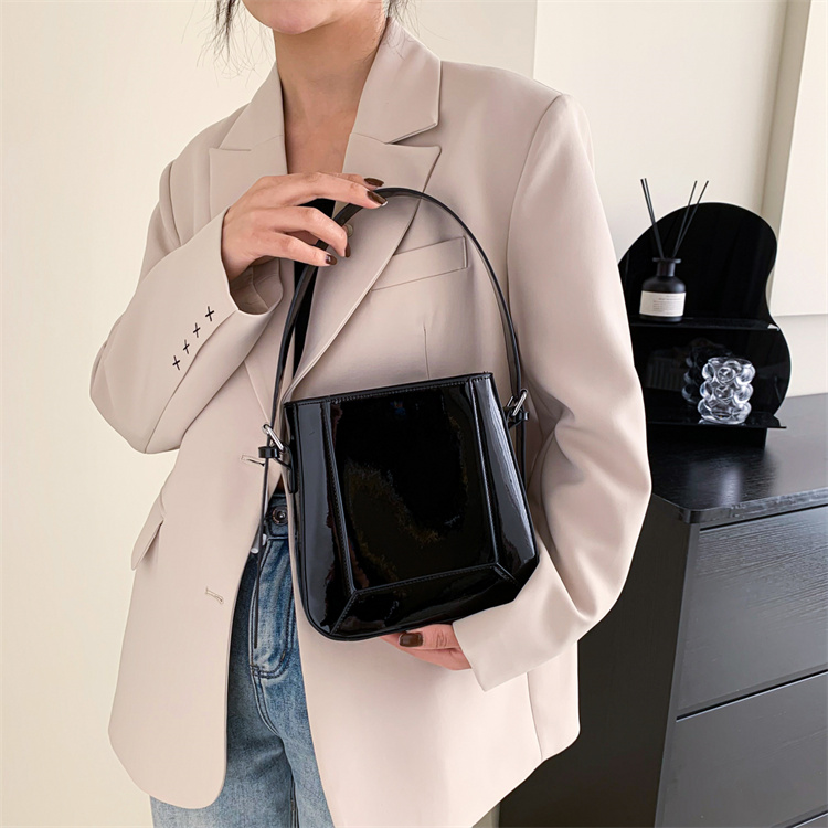 ギャルファッション トレンド感抜群ゴールドバケツバッグ