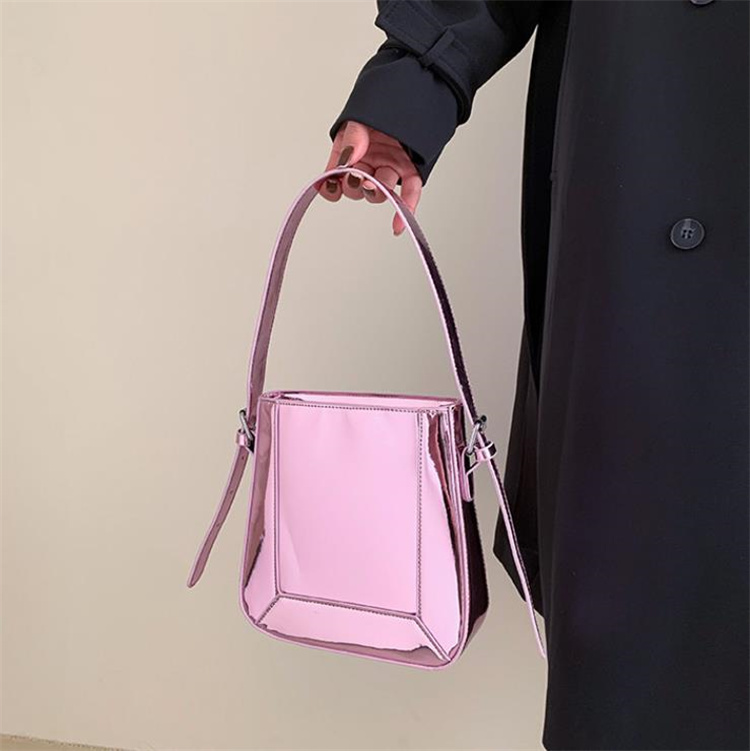 ギャルファッション トレンド感抜群ゴールドバケツバッグ