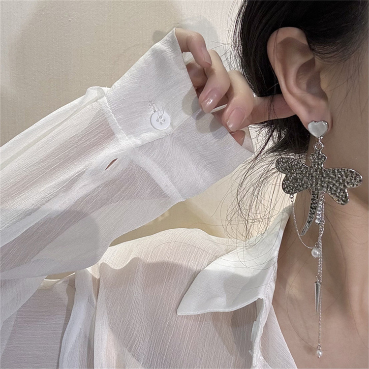 ギャルファッション 洗練された蛇モチーフロング揺れピアス