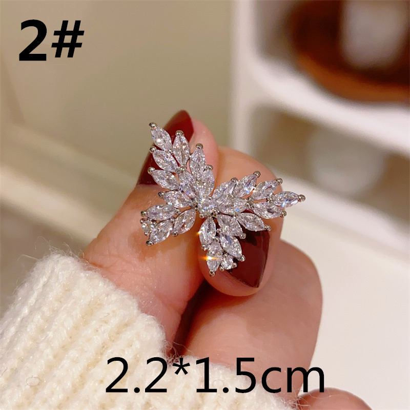 ギャルファッション 輝く蝶々ブローチ ラインストーン高級感アクセサリー