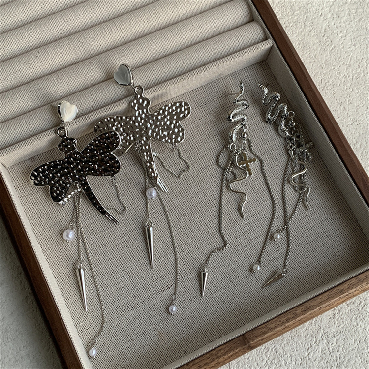 ギャルファッション 洗練された蛇モチーフロング揺れピアス