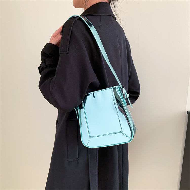 ギャルファッション トレンド感抜群ゴールドバケツバッグ