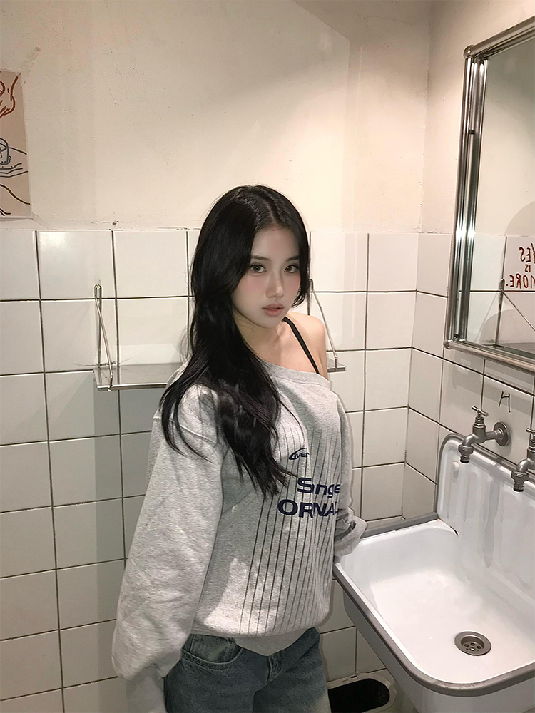 ギャルファッション 肩見せラインデザイン ゆるだぼスウェット