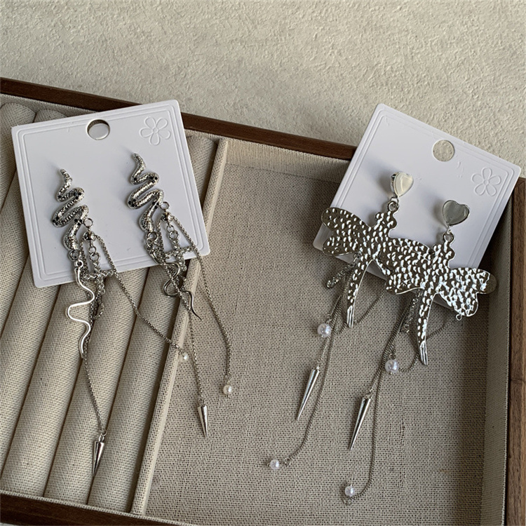 ギャルファッション 洗練された蛇モチーフロング揺れピアス