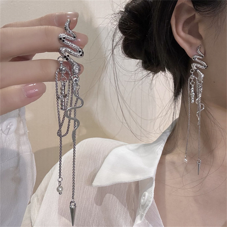 ギャルファッション 洗練された蛇モチーフロング揺れピアス