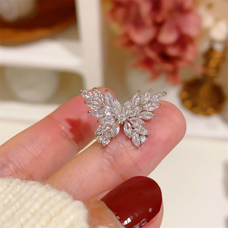 ギャルファッション 輝く蝶々ブローチ ラインストーン高級感アクセサリー