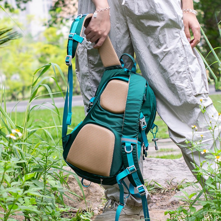 登山リュック 軽量アウトドアパック コンパス
