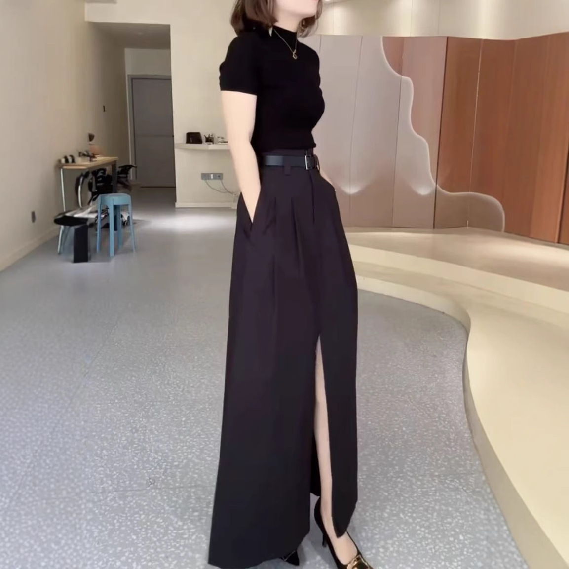 ネイビーコーデ ハイネックトップス＆ロングワイドパンツ