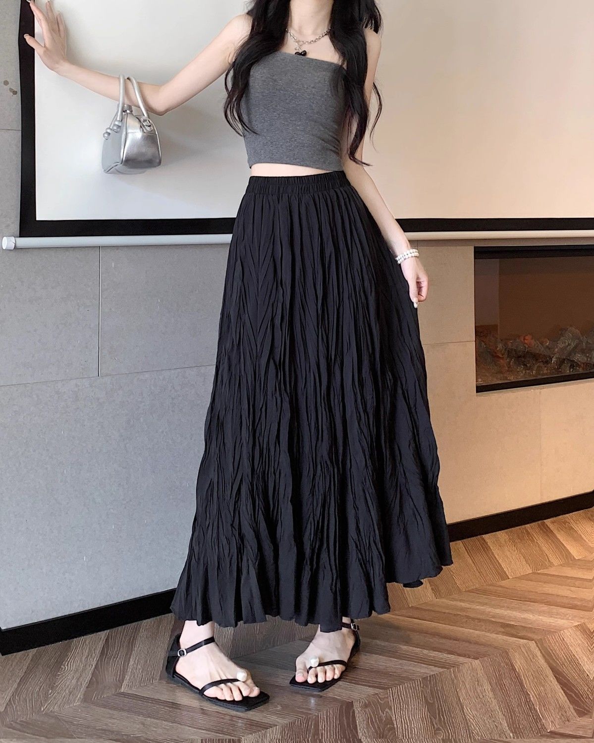 ネイビーコーデ しわ加工マキシ丈フレアスカート
