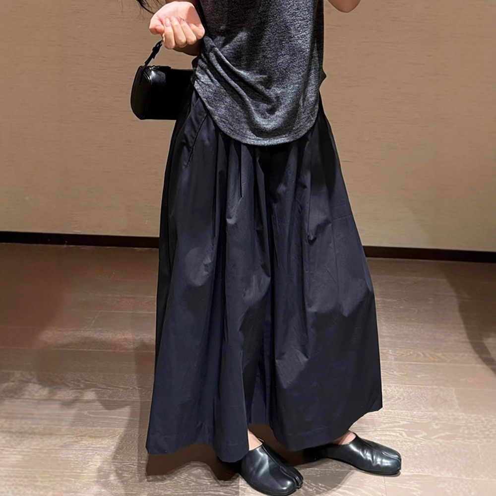 ネイビーコーデ 光沢感たっぷり ギャザーロングスカート