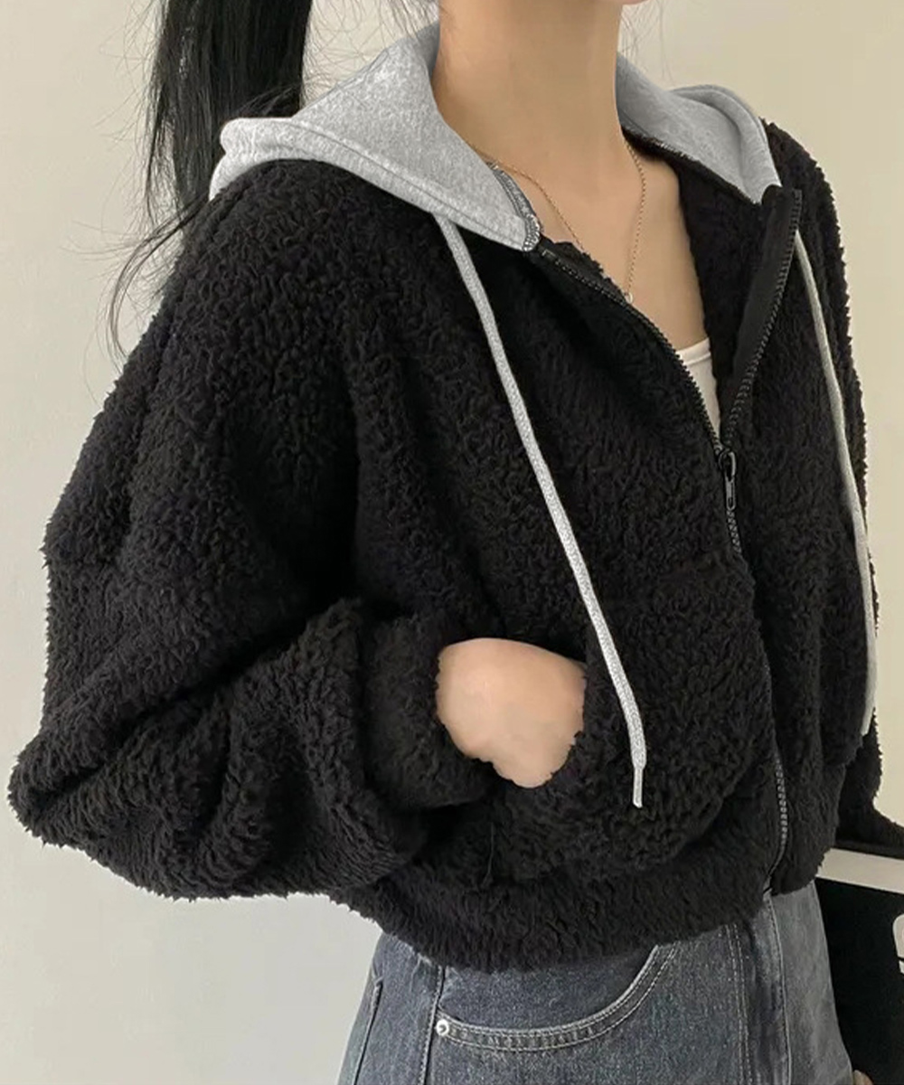 ネイビーコーデ もこもこボアパーカー短丈ジップアップトップス