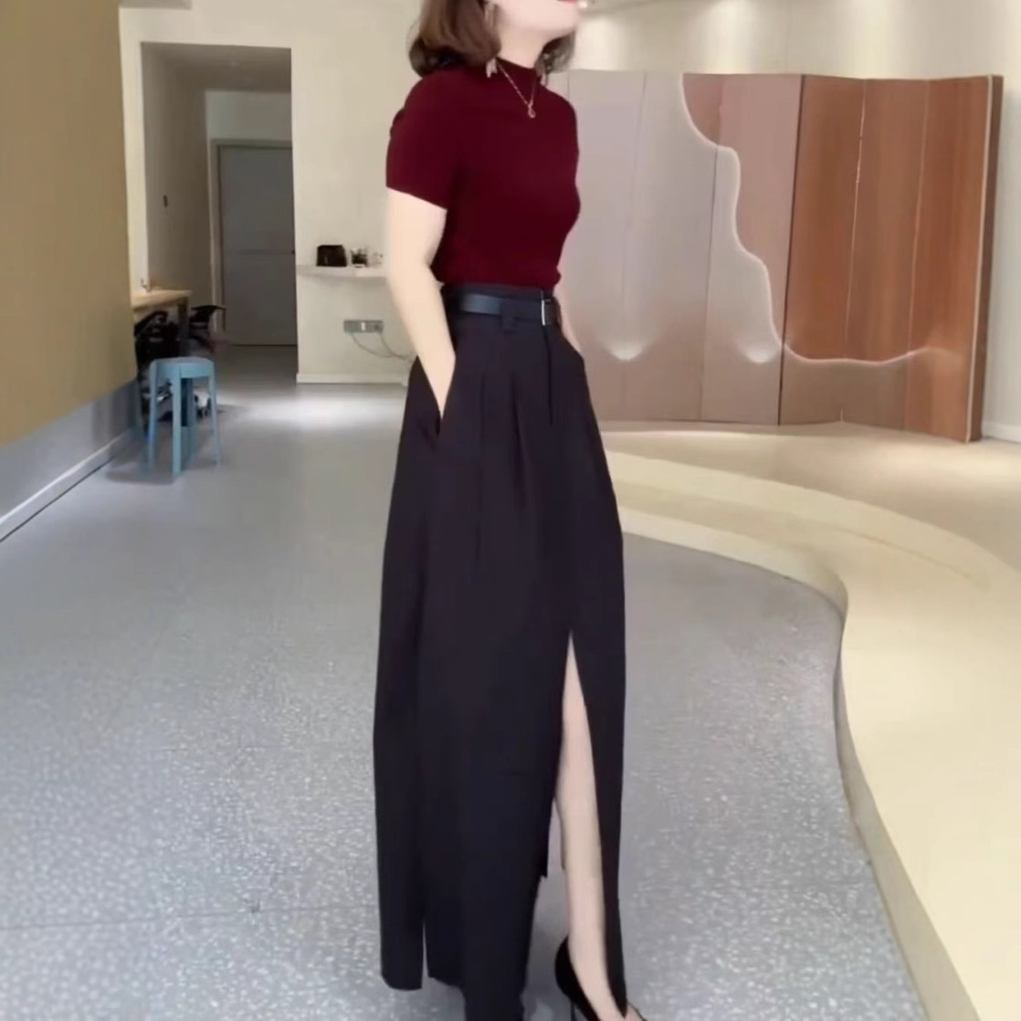 ネイビーコーデ ハイネックトップス＆ロングワイドパンツ