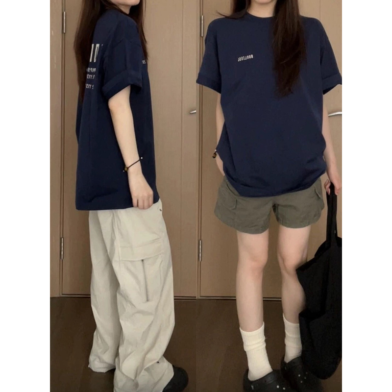 ネイビーコーデ  シンプル文字入りゆったり半袖