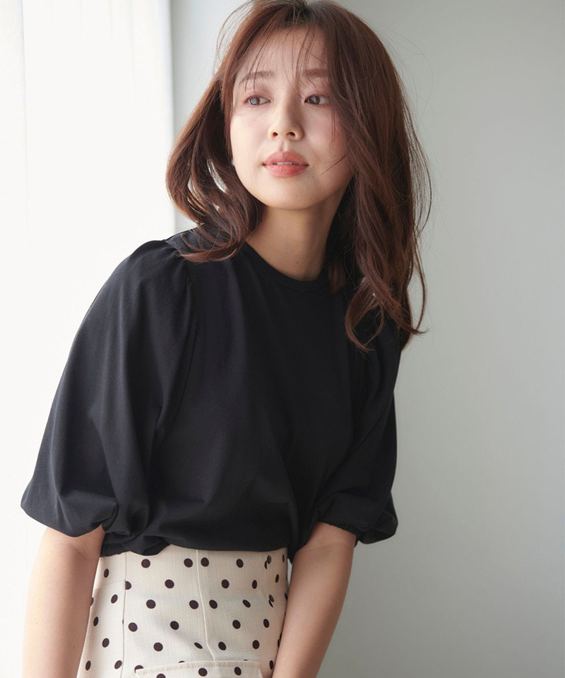ネイビーコーデ ふんわりパフスリーブ袖のシンプルTシャツ