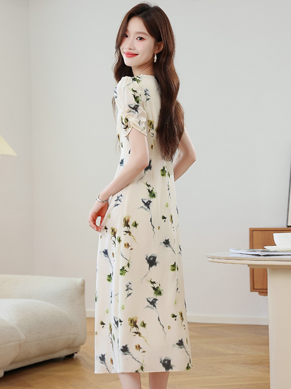 ネイビーコーデ 優雅な花柄カシュクールワンピース