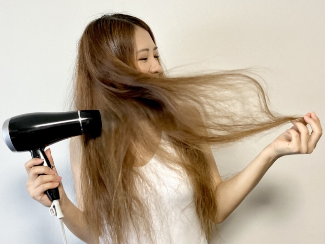 湿気に負けない！梅雨におすすめの崩れない髪型×ファッションアイテム