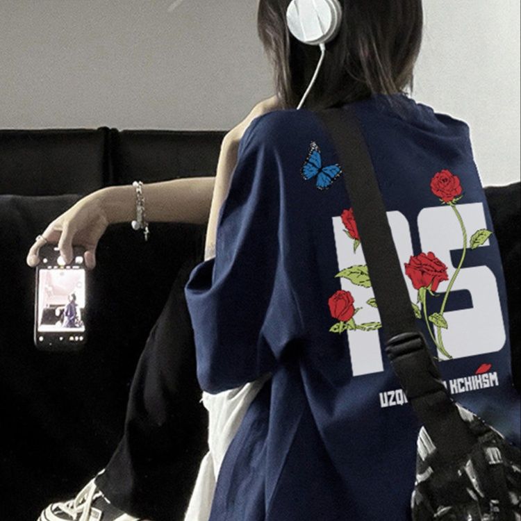 ネイビーコーデ 薔薇と蝶のグラフィックTシャツ