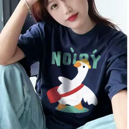 ネイビーコーデ 遊び心あふれる鳥イラストTシャツ