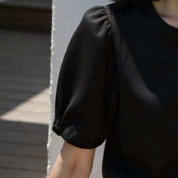 ネイビーコーデ パフスリーブ優美シルエットTシャツ