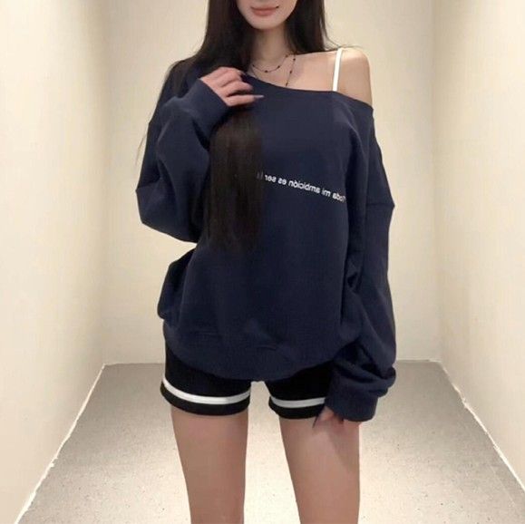ネイビーコーデ オフショルダー ゆったりスウェット