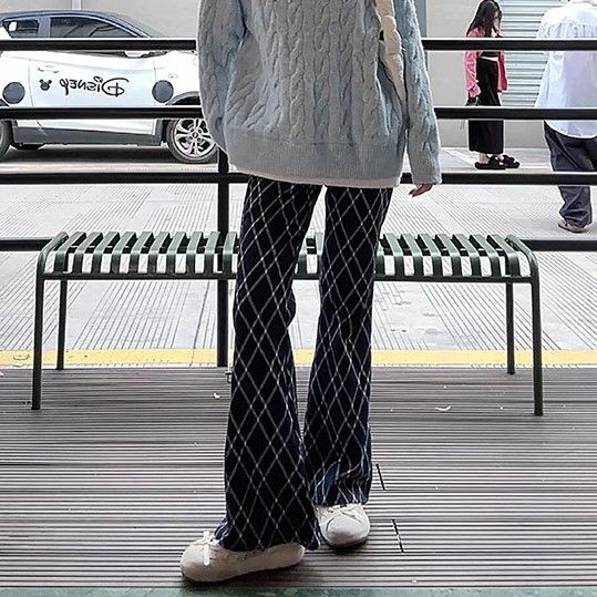 ネイビーコーデ ダイヤ柄フレアワイドパンツ