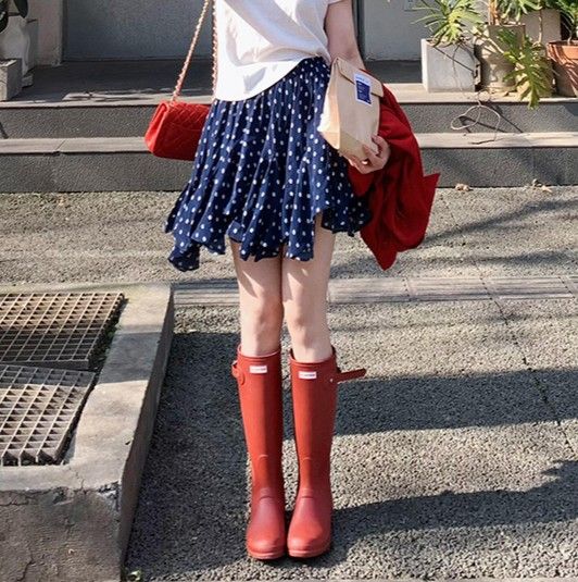 ネイビーコーデ 水玉模様フレアスカート