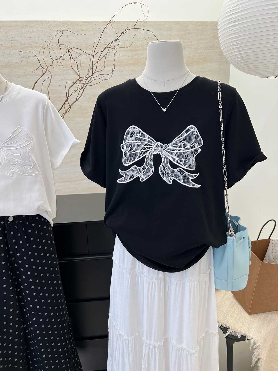 ネイビーレーストップスおすすめ9選!ネイビー素材のエレガントなレーストップスコレクション