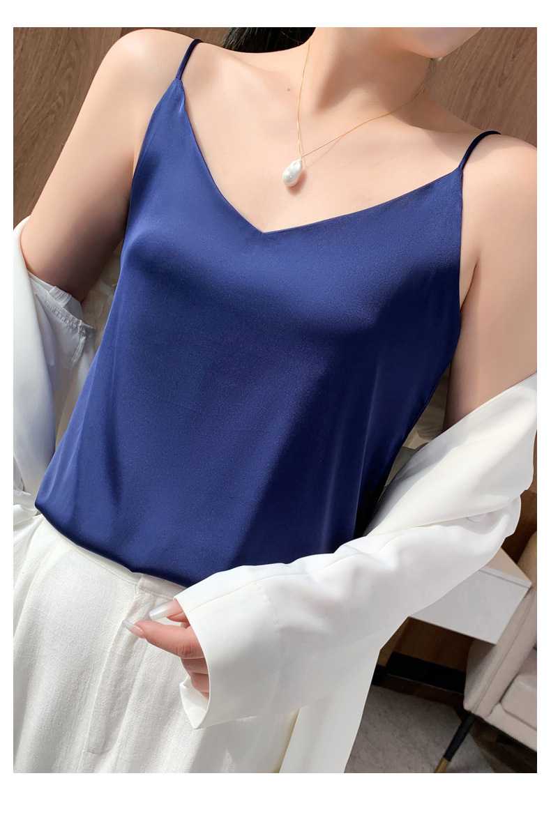 インナーにこだわり！セットアップで決まるネイビーコーデ7選