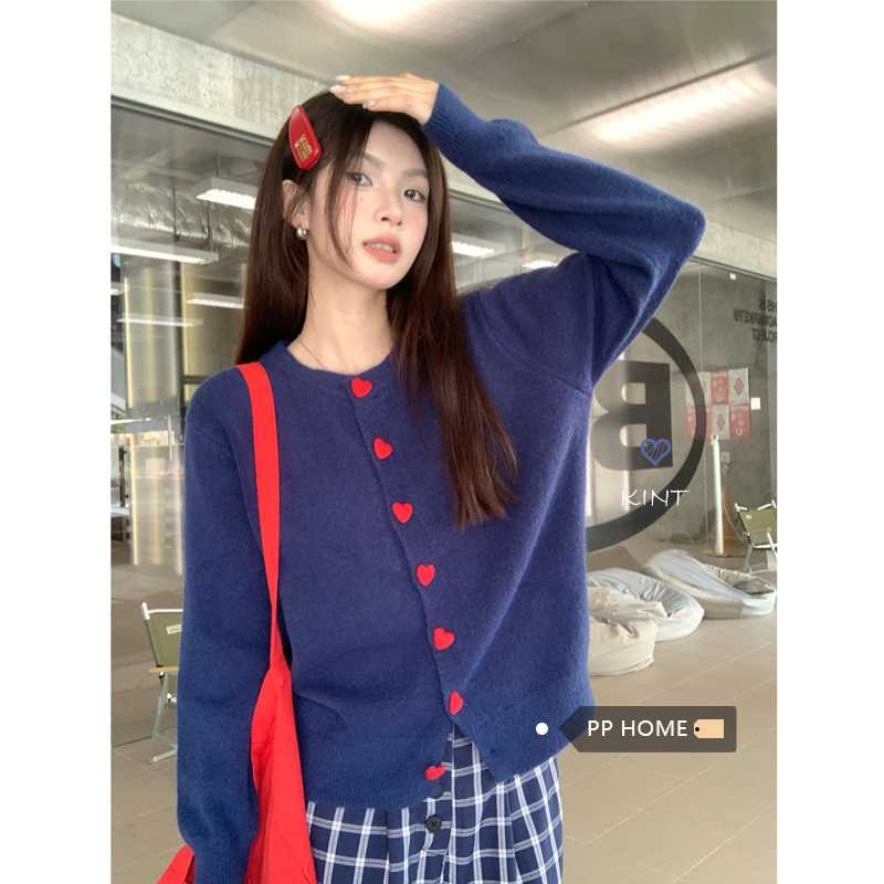 シンプルかつおしゃれ！おすすめの紺トップス9選