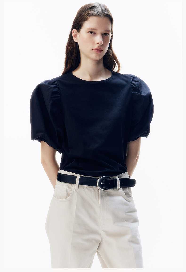 パフスリーブTシャツでつくる大人の可愛げカジュアル｜ネイビーで差がつく夏の着こなし術7選
