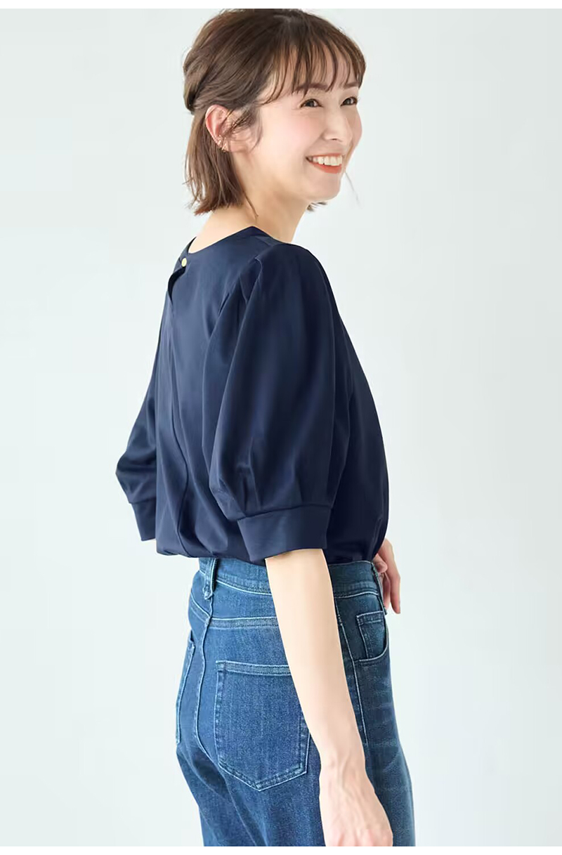 ネイビーコーデ ふんわり袖のやさしいプルオーバー