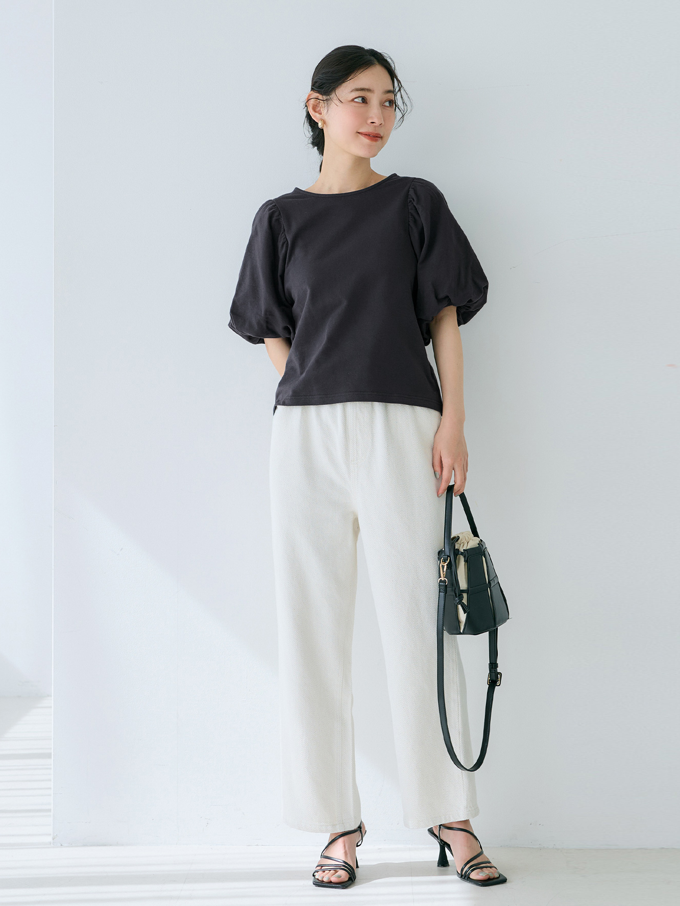 ネイビーコーデ ふんわり袖のシンプル上質パフスリーブTシャツ