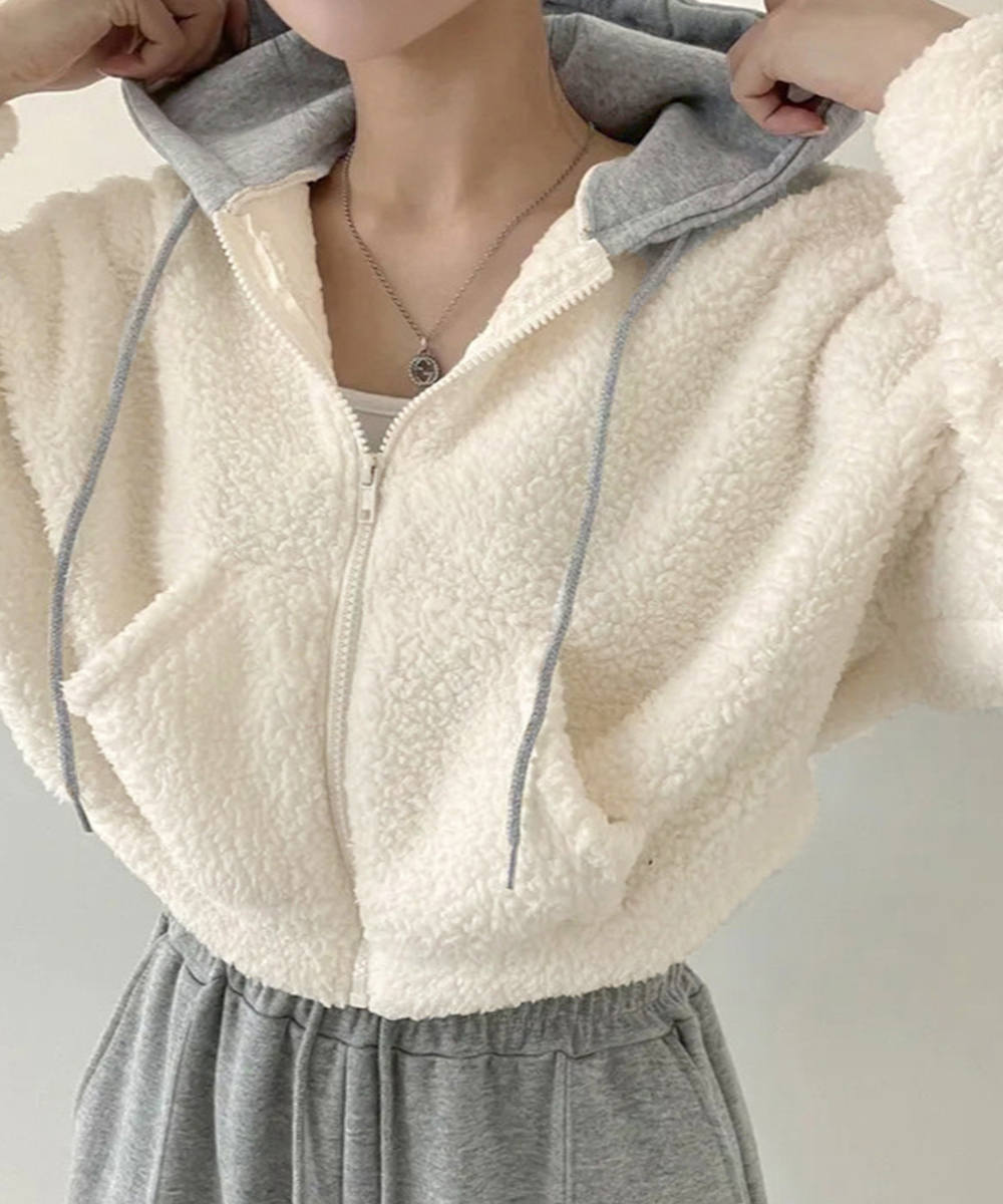 ネイビーコーデ もこもこボアパーカー短丈ジップアップトップス