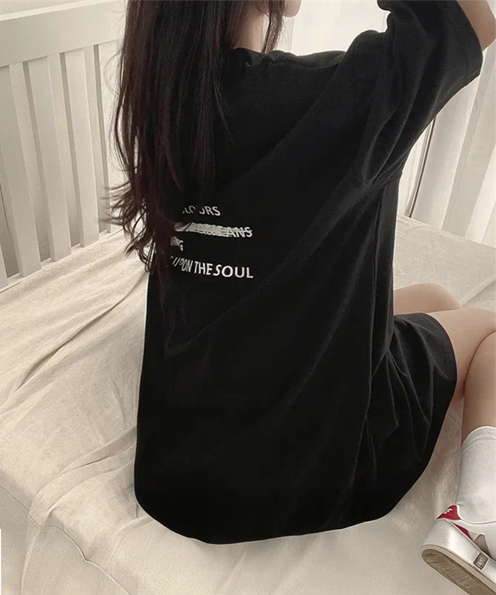 ネイビーコーデ ブルーバックプリントオーバーサイズTシャツ
