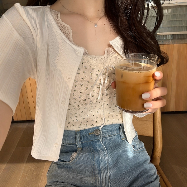ネイビーコーデに合う 優美な花柄レース肌着