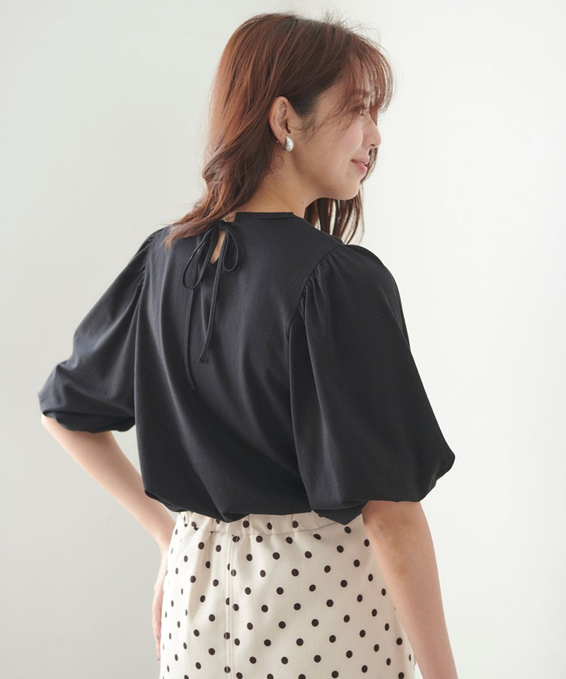 ネイビーコーデ ふんわりパフスリーブ袖のシンプルTシャツ