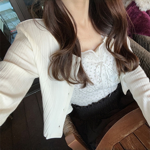 ネイビーコーデに合う 優美な花柄レース肌着
