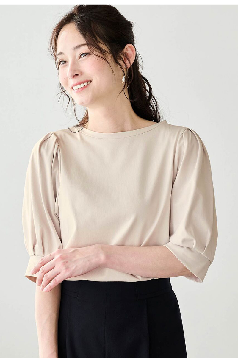ネイビーコーデ ふんわり袖のやさしいプルオーバー