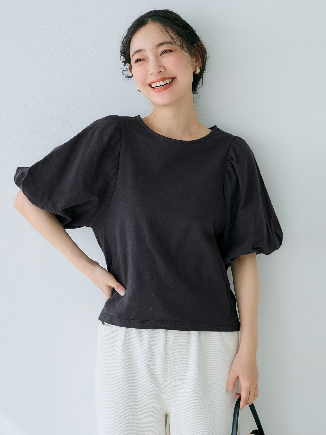 ネイビーコーデ ふんわり袖のシンプル上質パフスリーブTシャツ