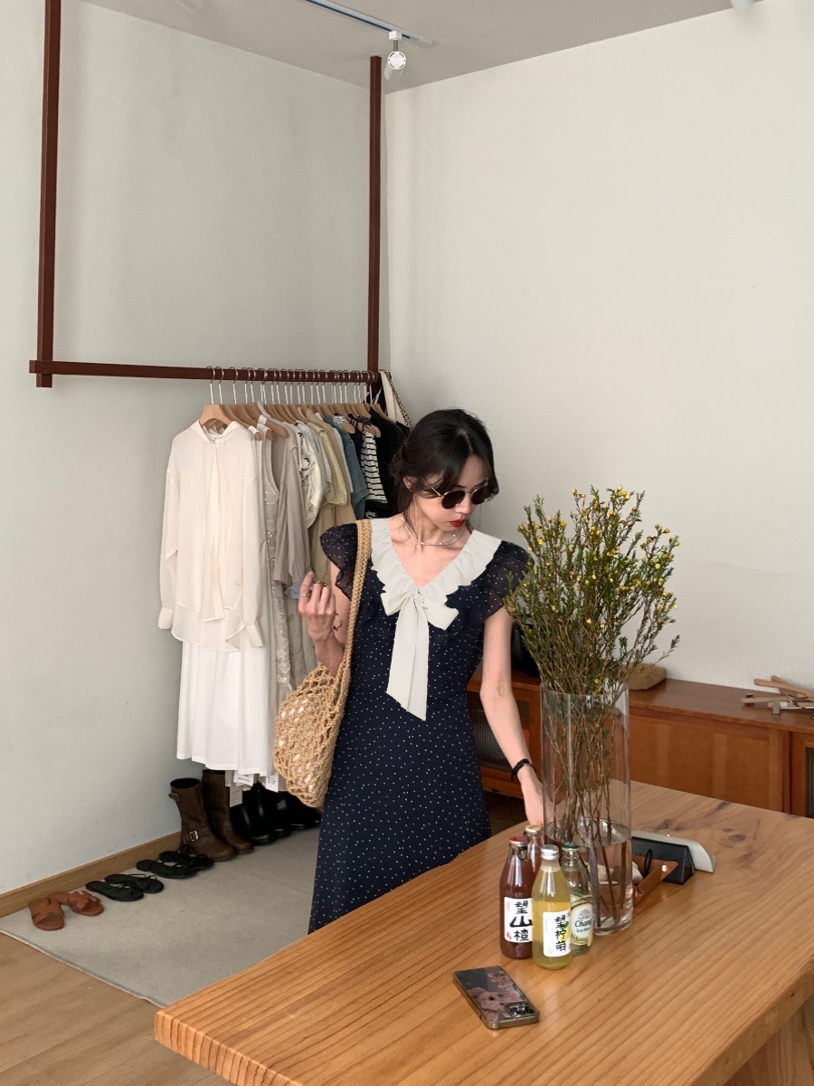 ネイビーコーデ クラシカルな上品さを纏う水玉柄セーラースカーフワンピース