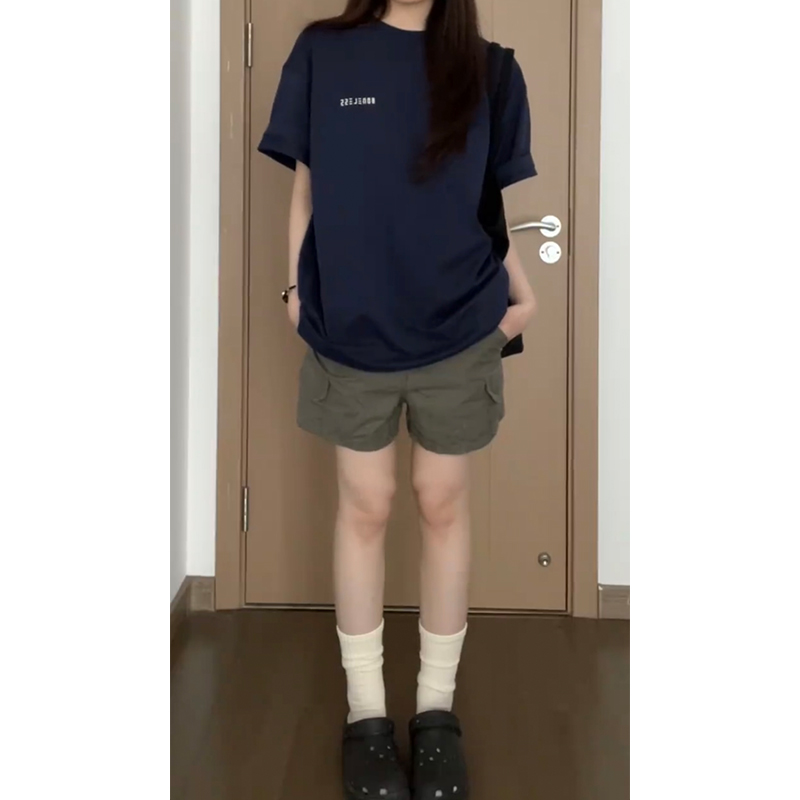ネイビーコーデ  シンプル文字入りゆったり半袖