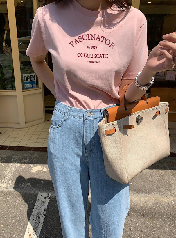 ネイビーコーデ 刺繍tシャツ