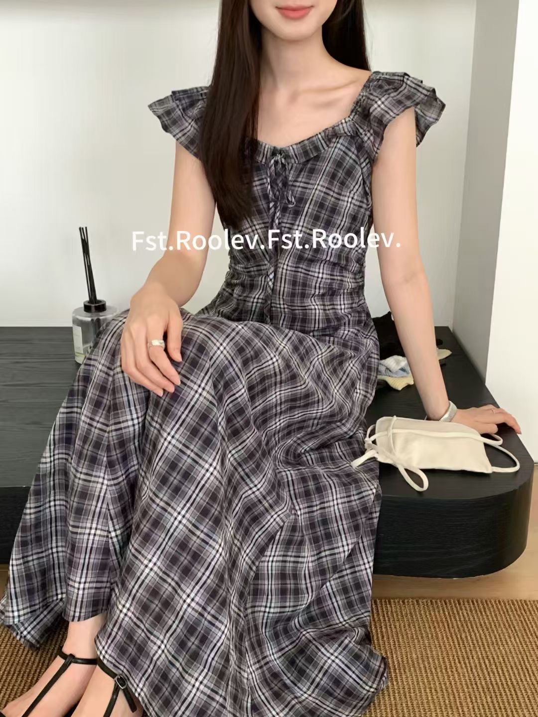 ネイビーコーデ 格子柄フリルショルダーロングワンピース