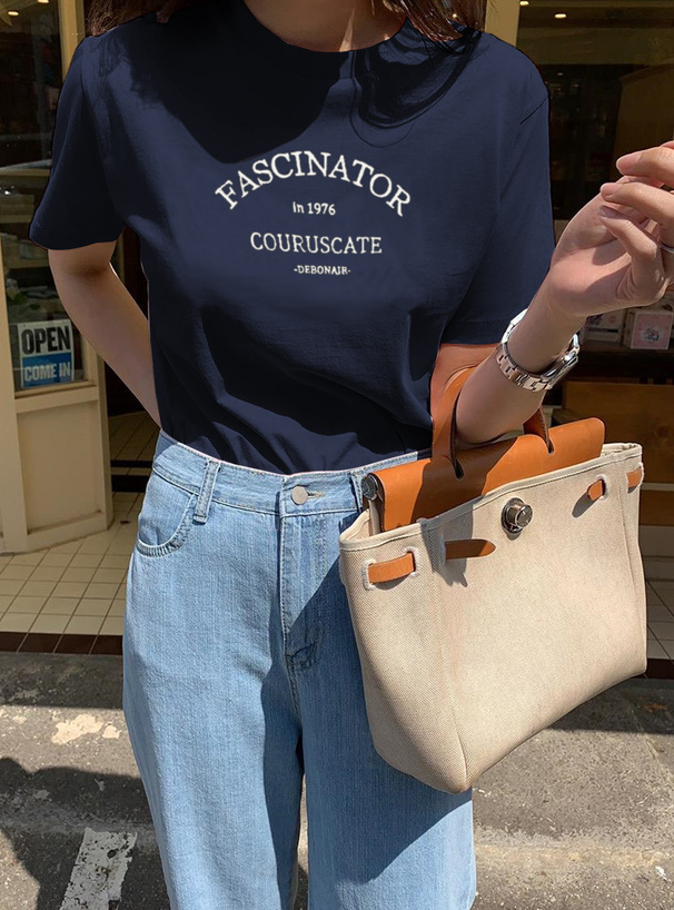 ネイビーコーデ 刺繍tシャツ