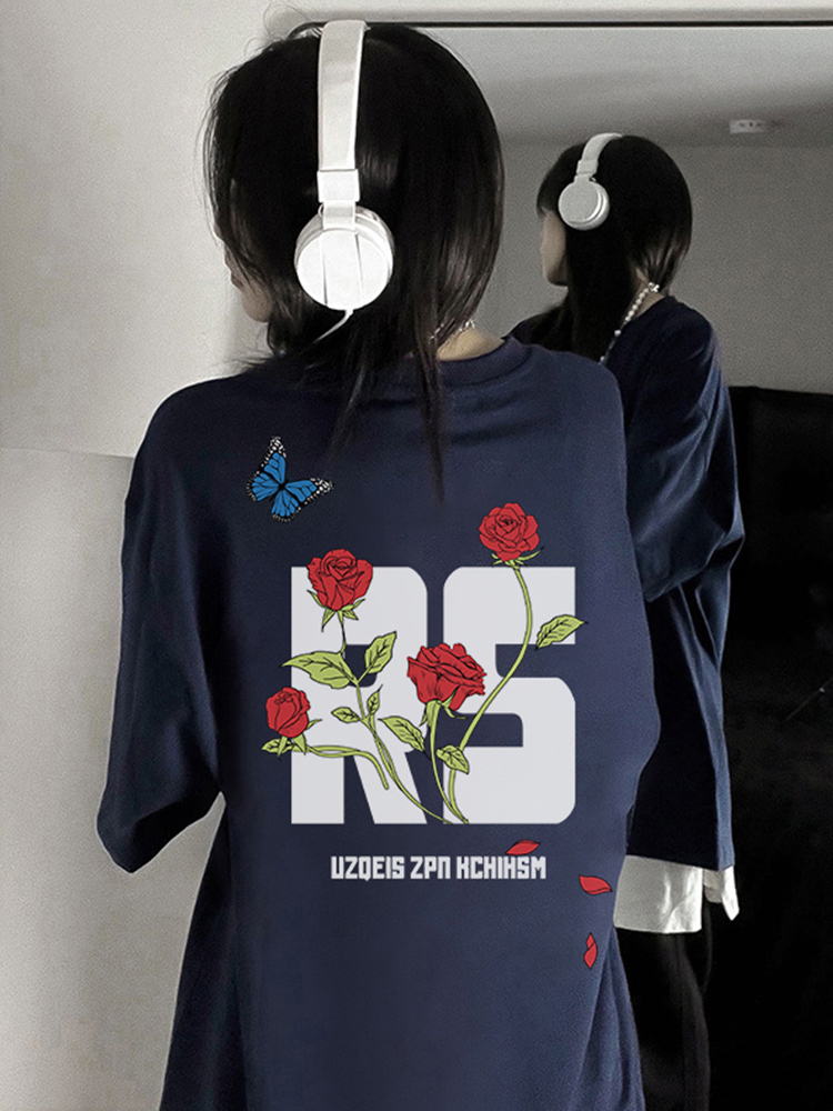 ネイビーコーデ 薔薇と蝶のグラフィックTシャツ