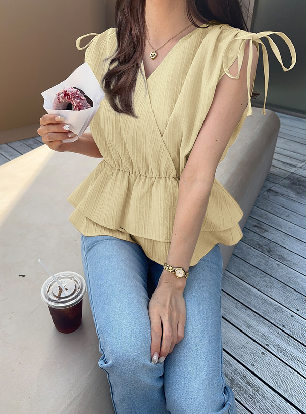 ネイビーコーデ 肩リボン プリーツペプラムブラウス