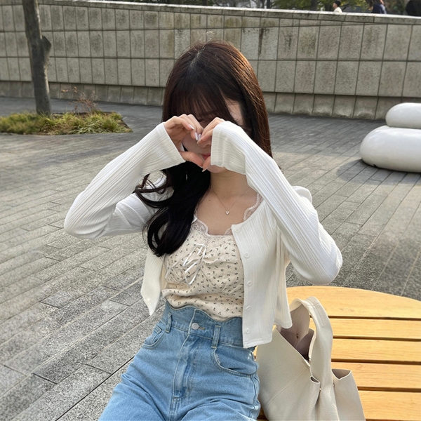 ネイビーコーデに合う 優美な花柄レース肌着