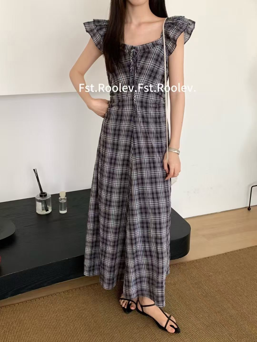 ネイビーコーデ 格子柄フリルショルダーロングワンピース