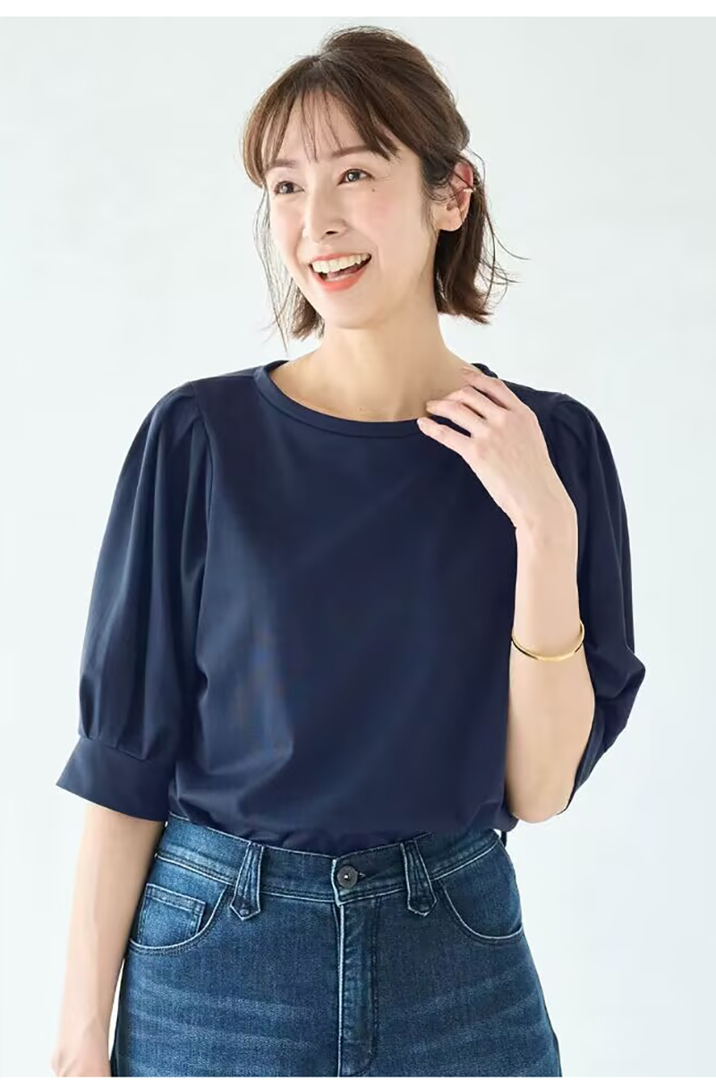 ネイビーコーデ ふんわり袖のやさしいプルオーバー