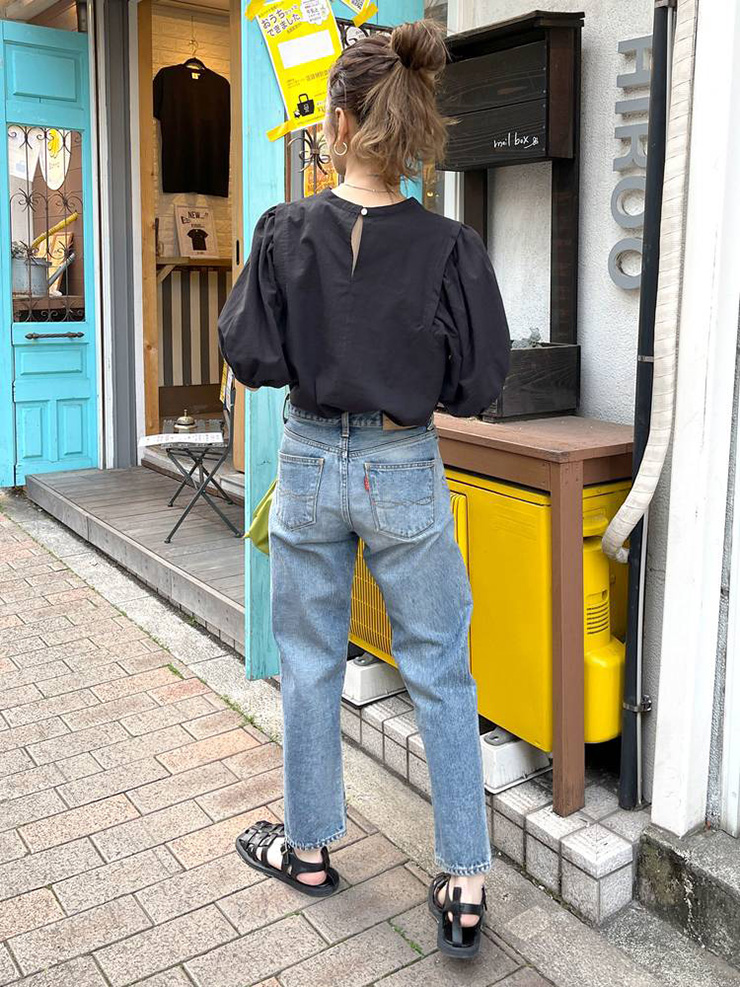 ネイビーコーデ ふんわり袖のパフスリーブデザイン半袖Tシャツ
